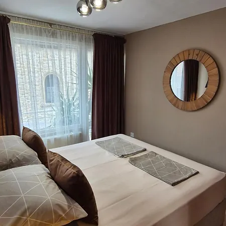 The White House 招待所 4*