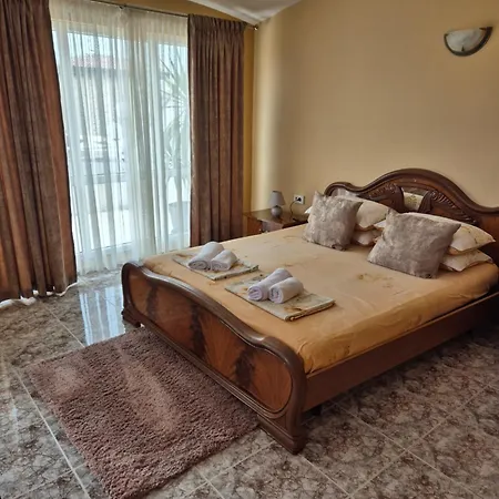 招待所 The White House 内塞伯尔